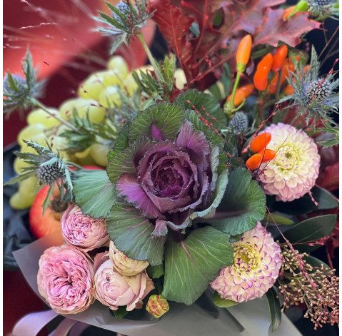Квіткова композиція з фруктами 2 доставка квітів