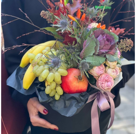 Квіткова композиція з фруктами 3 доставка квітів