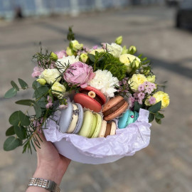 Квіткова композиція із солодощами Моменти щастя   доставка квітів