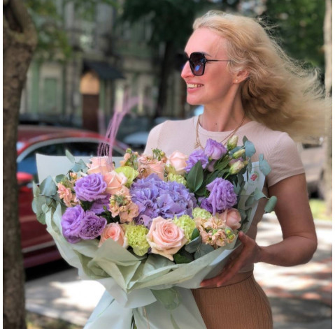 Bouquet Modest luxury 3 Flower delivery