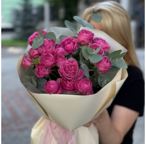 Bouquet of 5 Misty Bubbles Roses with Eucalyptus 3 Flower delivery