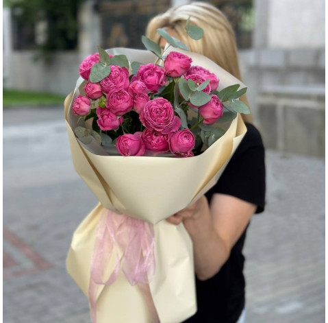 Bouquet of 5 Misty Bubbles Roses with Eucalyptus 2 Flower delivery