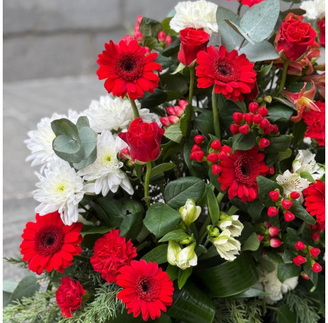 Композиция к траурной церемонии красная 5 доставка цветов