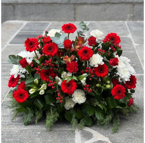 Композиция к траурной церемонии красная 2 доставка цветов