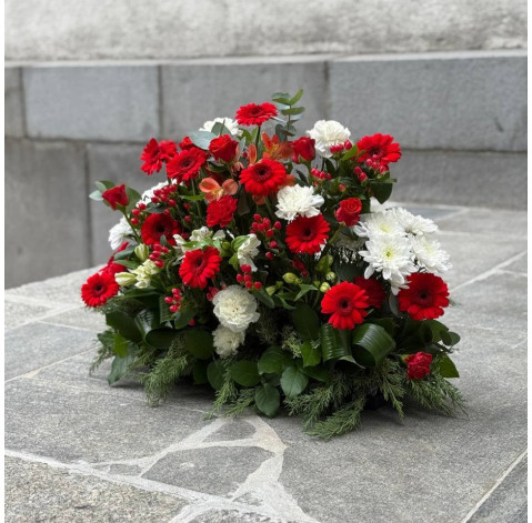Композиция к траурной церемонии красная 3 доставка цветов