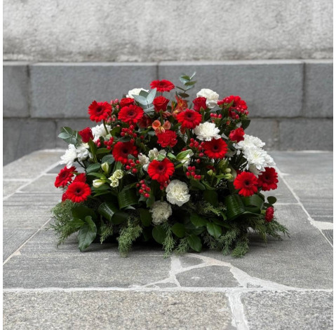 Композиция к траурной церемонии красная 1 доставка цветов