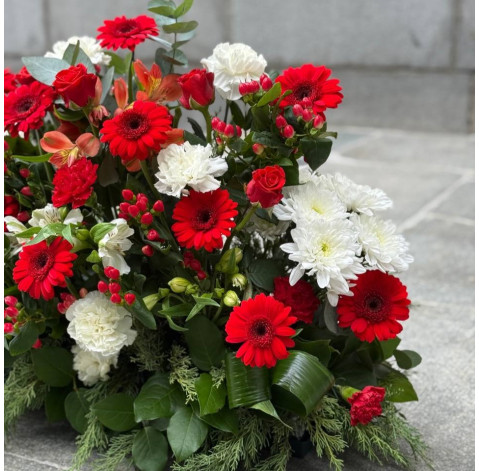 Композиция к траурной церемонии красная 4 доставка цветов