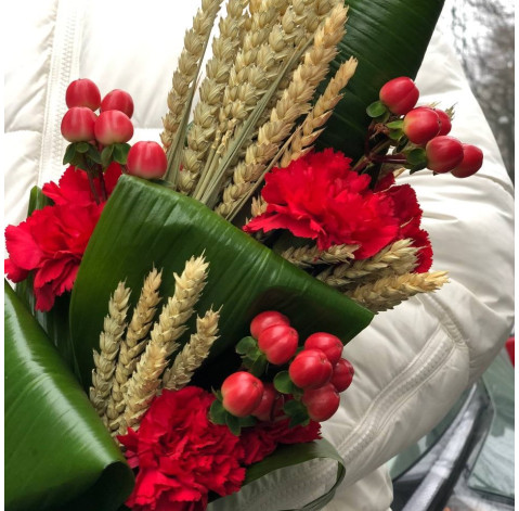 Букет для покладання з гвоздиками та колосками 3 доставка квітів