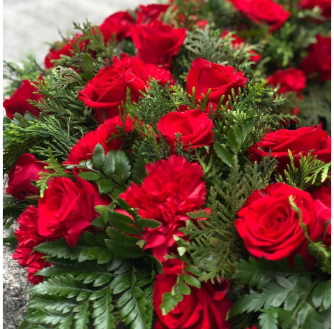 Круглий вінок з гвоздики і троянди 5 доставка квітів