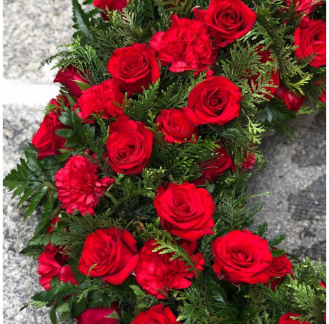 Круглий вінок з гвоздики і троянди 4 доставка квітів