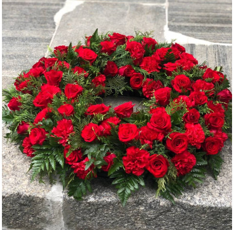 Круглий вінок з гвоздики і троянди 2 доставка квітів