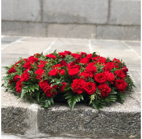 Круглий вінок з гвоздики і троянди 3 доставка квітів