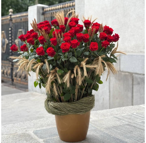 Flower arrangement Red gold Flower delivery Flower arrangement Red gold 4 Flower delivery