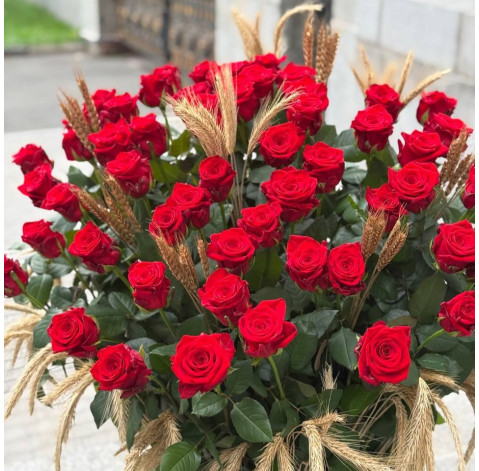 Flower arrangement Red gold Flower delivery Flower arrangement Red gold 2 Flower delivery
