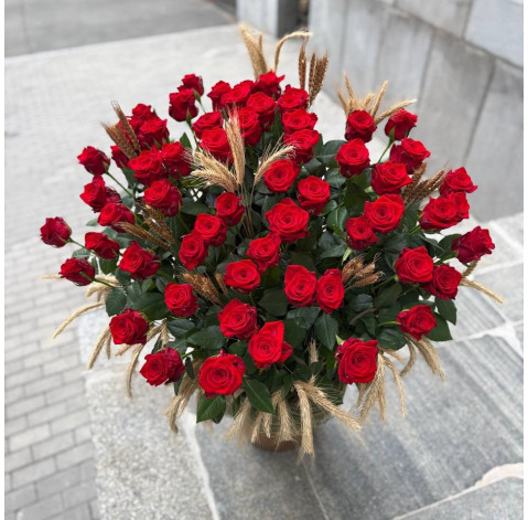 Flower arrangement Red gold 1 Flower delivery