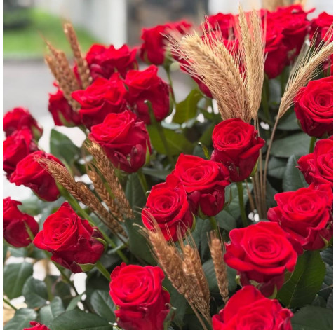 Flower arrangement Red gold Flower delivery Flower arrangement Red gold 3 Flower delivery