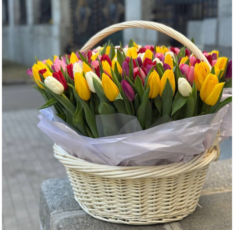Кошик 201 тюльпан 3 доставка квітів