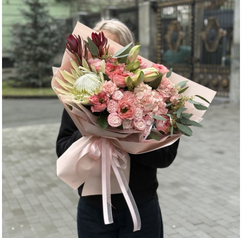 Bouquet Queen's Tenderness 1 Flower delivery