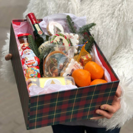 Новогодний подарочный бокс с виски доставка цветов