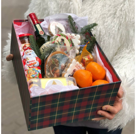 Новорічний подарунковий бокс з віскі 1 доставка квітів