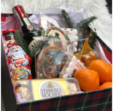 Новорічний подарунковий бокс з віскі 3 доставка квітів