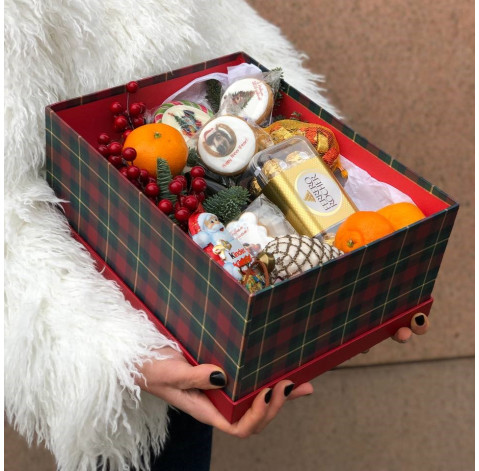 Новорічний подарунковий бокс з ігристим вином 2 доставка квітів