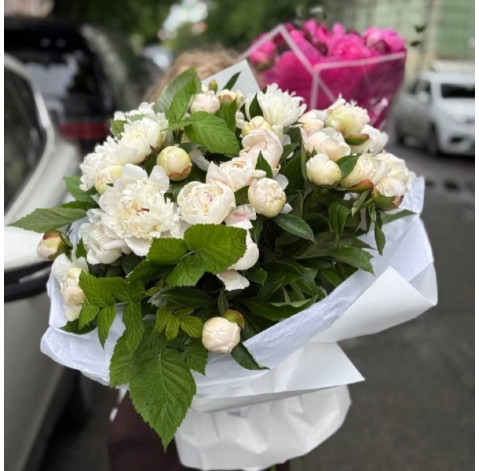 Букет 31 біла півонія 2 доставка квітів
