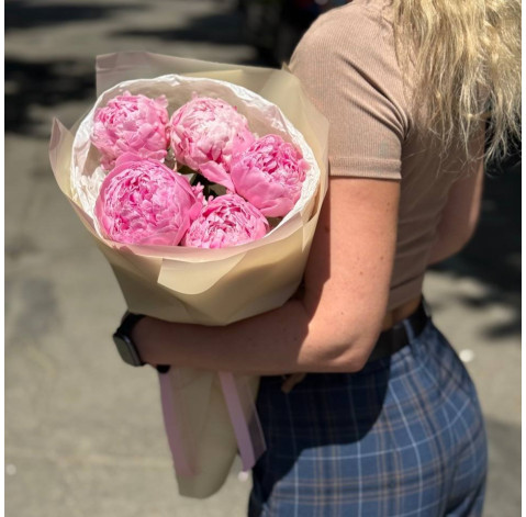 Bouquet of 5 peonies Sarah Bernhardt 1 Flower delivery