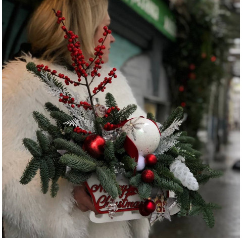 Новогодняя композиция Рождественские саночки 1 доставка цветов