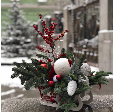 Новогодняя композиция Рождественские саночки 2 доставка цветов