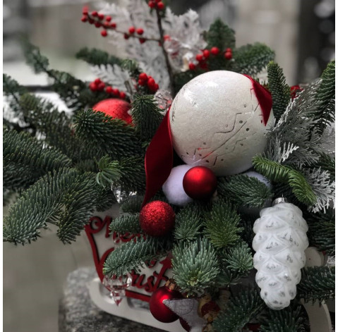 Новогодняя композиция Рождественские саночки 3 доставка цветов