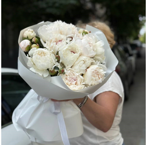 Букет 25 білих півоній 2 доставка квітів