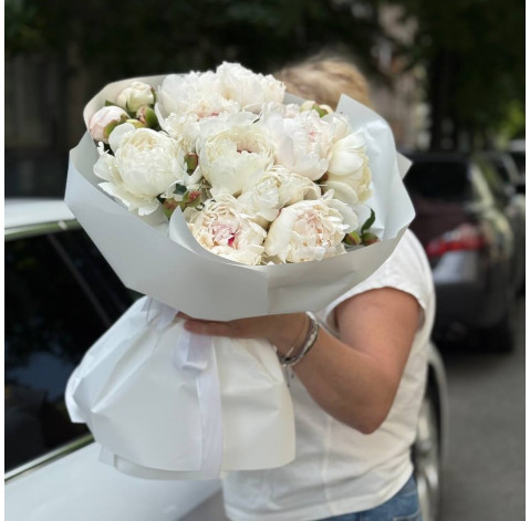 Букет 25 білих півоній 3 доставка квітів