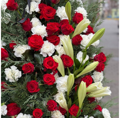 Венок для возложения бело-красный 4 доставка цветов