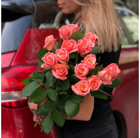 Букет 15 роз Мисс Пигги 2 доставка цветов