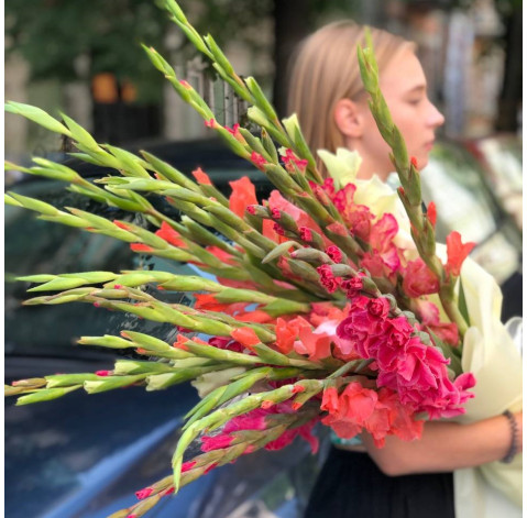 Букет 21 гладіолус мікс 3 доставка квітів