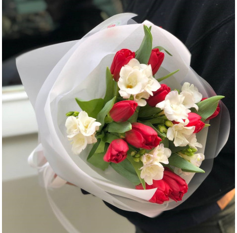 Букет Контрасти весни 3 доставка квітів