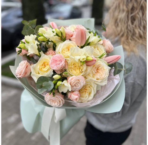 Bouquet Cream Soufflé 3 Flower delivery