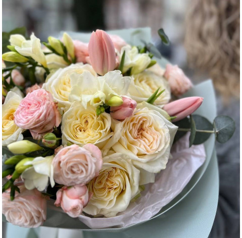 Bouquet Cream Soufflé 4 Flower delivery