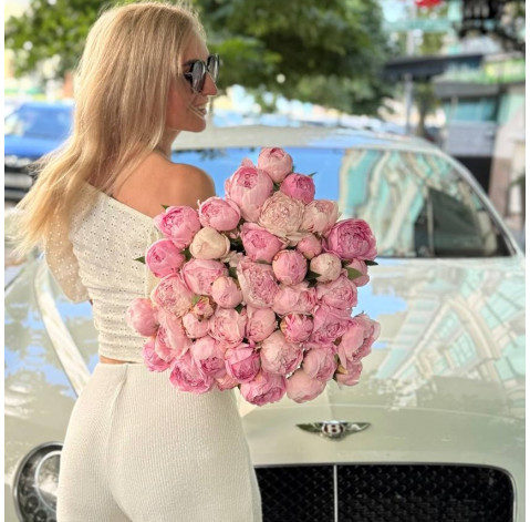 Букет 45 пионов Сара Бернар 4 доставка цветов