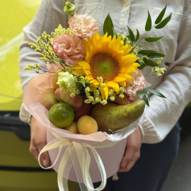 Flower arrangement with fruits Present Flower delivery