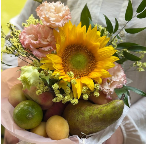 Flower arrangement with fruits Present 3 Flower delivery