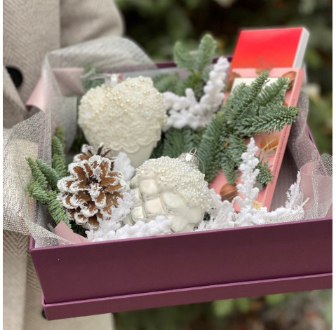 Новорічний бокс із іграшками 3 доставка квітів