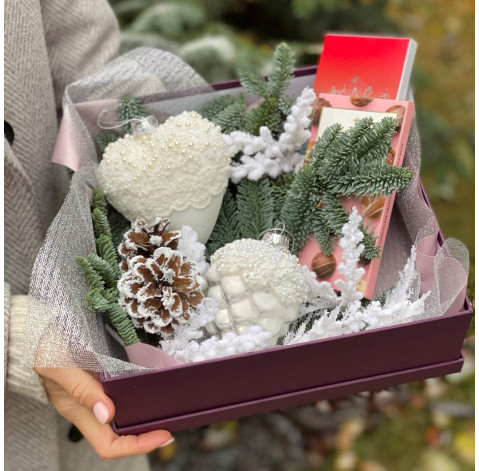 Новорічний бокс із іграшками 2 доставка квітів