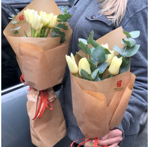 Букет із 5 тюльпанів доставка квітів