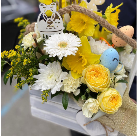 Великодня композиція з квітами 2 доставка квітів