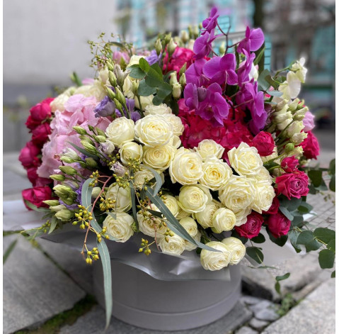 Квіткова композиція Великий сюрприз 2 доставка квітів