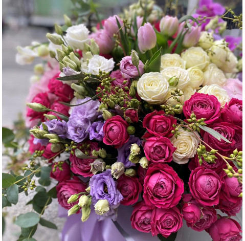 Квіткова композиція Великий сюрприз 3 доставка квітів