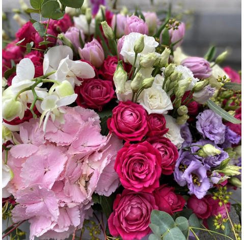 Квіткова композиція Великий сюрприз 4 доставка квітів