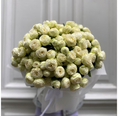 Букет 41 піоновидна троянда Сноу Ворлд 2 доставка квітів